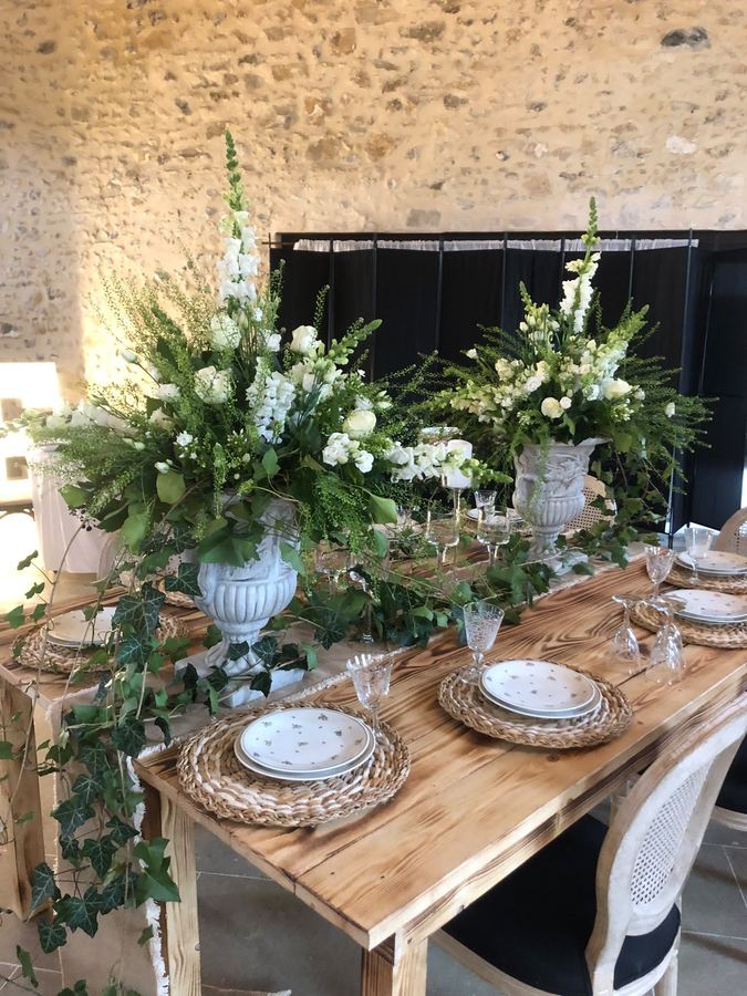 Table dressée dans la grange