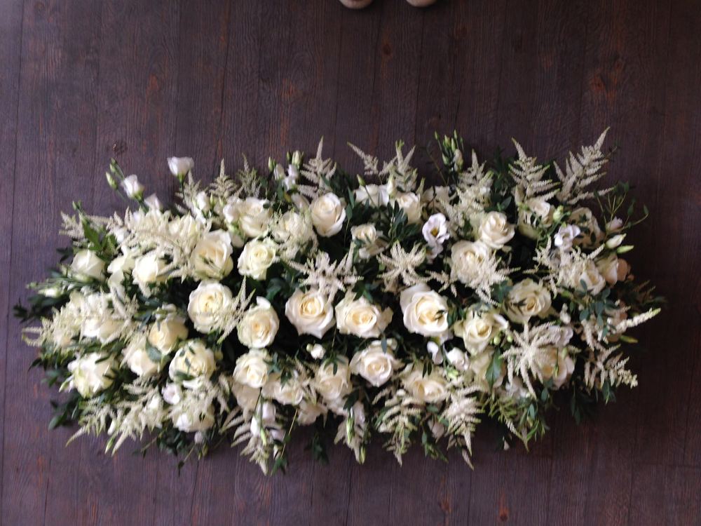 Composition de roses blanches